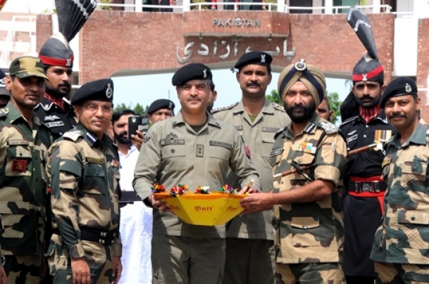 Indian, Pakistan troopers exchange Eid greetings, sweets